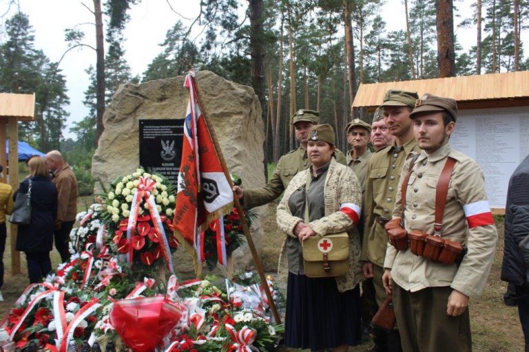 Uroczystość odsłonięcia pomnika Bohaterów Ziemi Józefowskiej