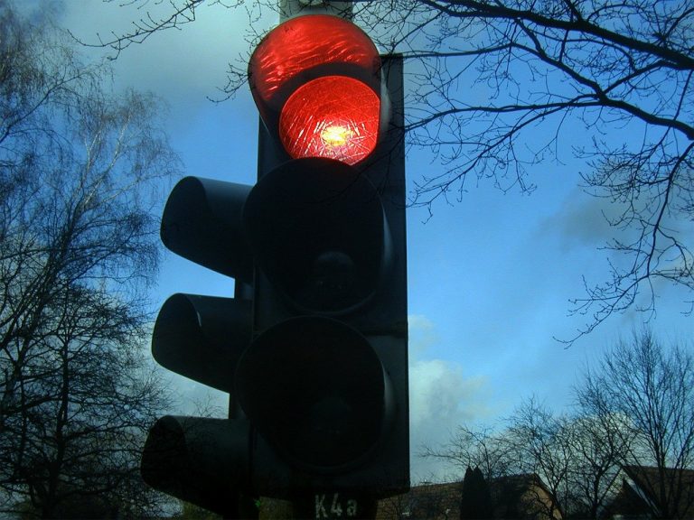 Z promilami wracał z imprezy. Usnął za kierownicą czekając na zielone światło