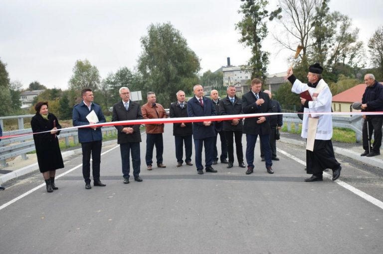 Przebudowany most i nowe nawierzchnie asfaltowe