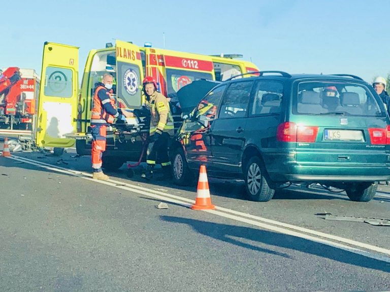 UWAGA, KIEROWCY! Poważny wypadek na krajowej “17”. Droga jest zablokowana.