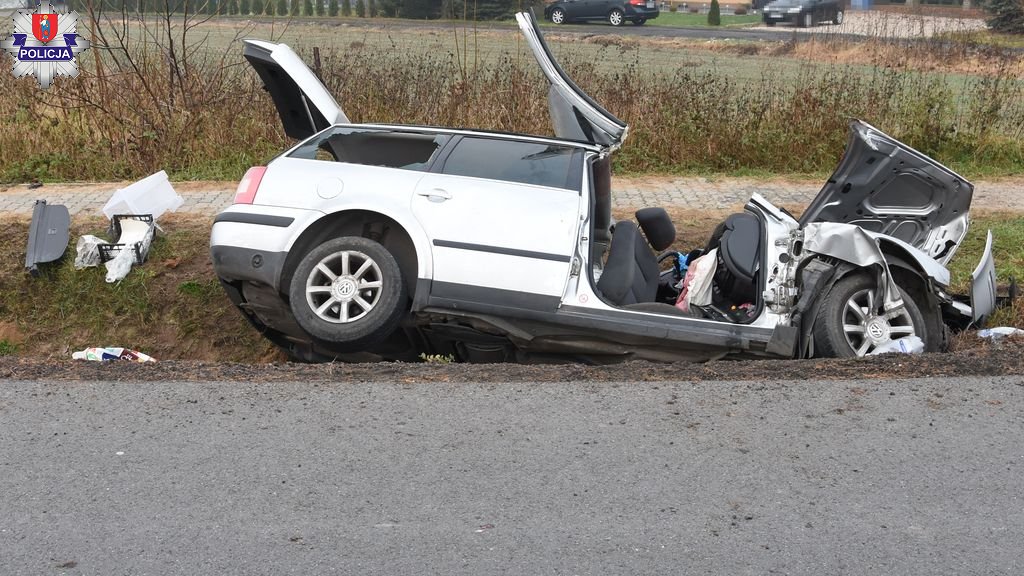 361 193224 Poważny wypadek w Sitańcu. Kierowca volkswagena uderzył w betonowy przepust