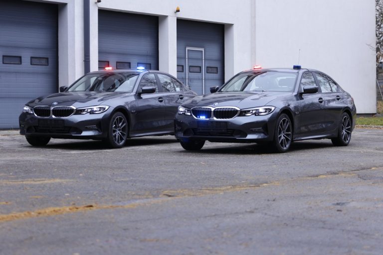 Nowe nieoznakowane radiowozy BMW i Kia Cee’d dla policji [ZDJĘCIA]