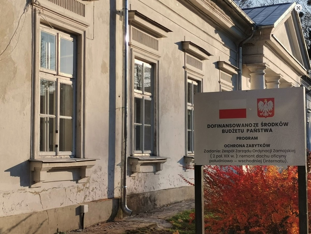 zrzut ekranu 2021 11 4 o 094726 Zakończono prace remontowo – konserwatorskie dachu internatu Technikum im. Jana Zamoyskiego w Zwierzyńcu