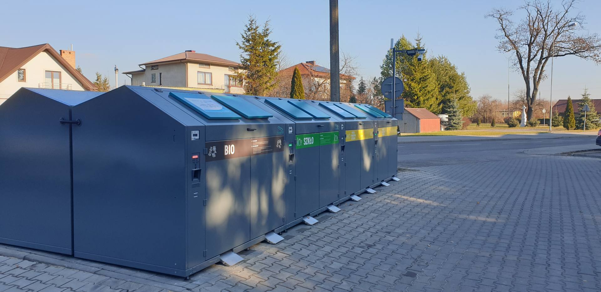 20211125 115124 W Zamościu stanęły inteligentne śmietniki. Otwierają się po zeskanowaniu kodu.