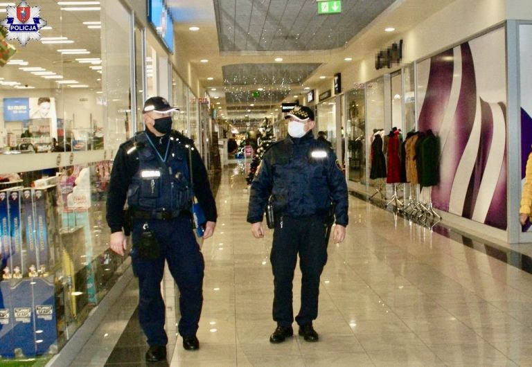 Policjanci z Zamościa prowadzą intensywne kontrole w sklepach, galeriach, środkach komunikacji publicznej