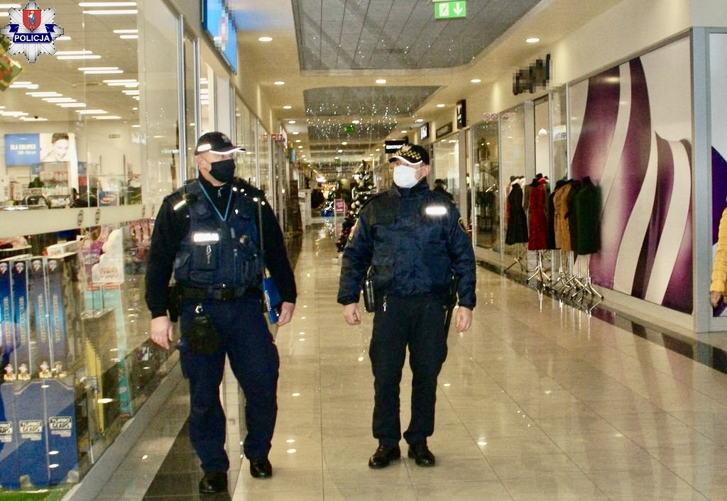361 194346 Policjanci z Zamościa prowadzą intensywne kontrole w sklepach, galeriach, środkach komunikacji publicznej