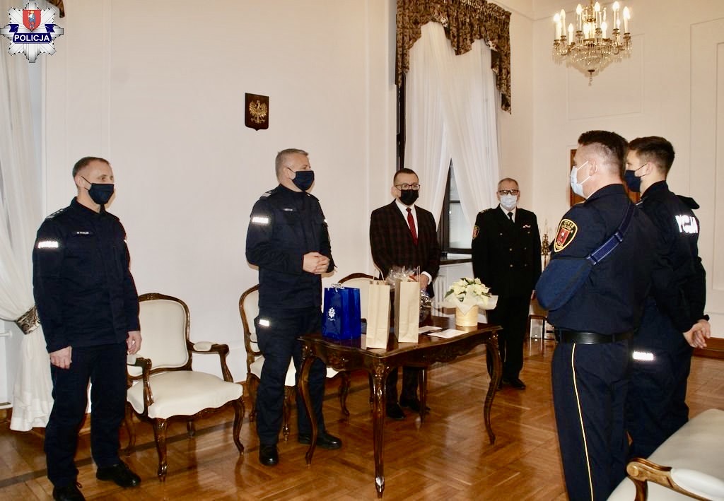 361 194616 Podziękowania dla policjanta i strażnika za wzorowo przeprowadzoną interwencję w centrum handlowym