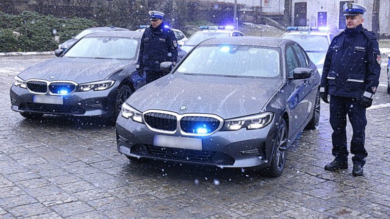 Mikołaj był szczodry dla policjantów z Zamościa i Tomaszowa. Otrzymali wczoraj hybrydowe “beemki”