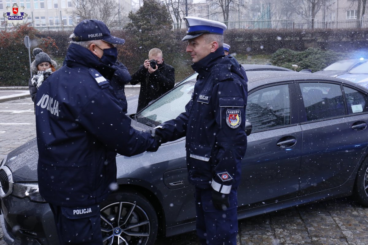 68 194138 Mikołaj był szczodry dla policjantów z Zamościa i Tomaszowa. Otrzymali wczoraj hybrydowe "beemki"