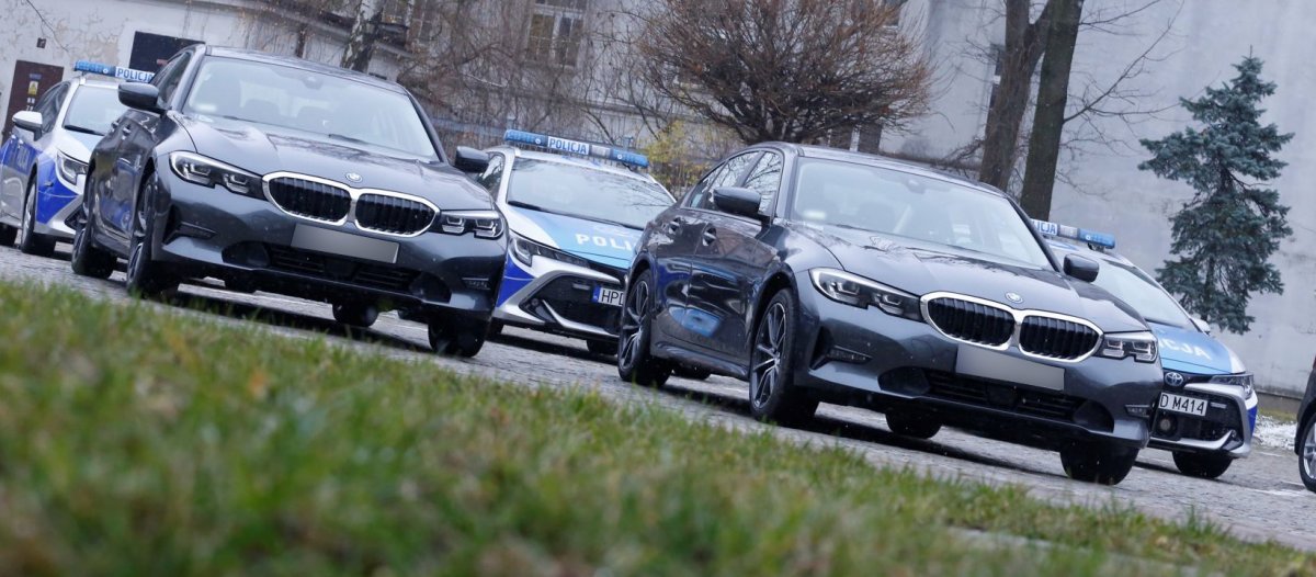 68 194142 g Mikołaj był szczodry dla policjantów z Zamościa i Tomaszowa. Otrzymali wczoraj hybrydowe "beemki"