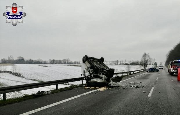 68 194354 Tragedia na drodze. Nie żyje kierowca Yarisa. Droga nadal jest zablokowana