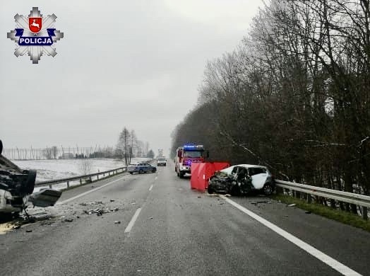 Tragedia na drodze. Nie żyje kierowca Yarisa. Droga nadal jest zablokowana