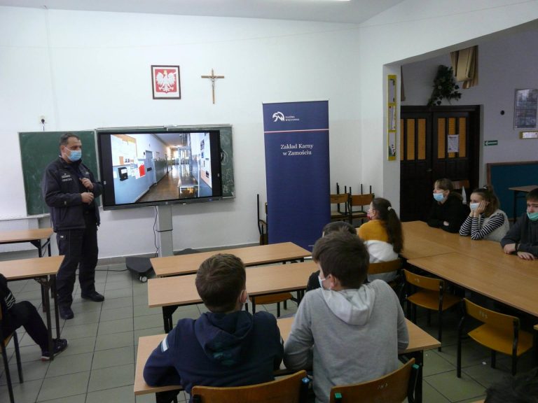 Funkcjonariusze Zakładu Karnego prowadzą zajęcia w szkołach