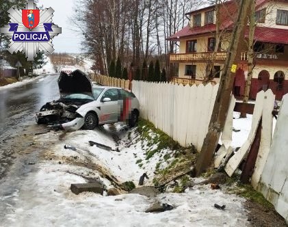 Było ślisko. Dwie młode kobiety straciły panowanie nad pojazdem