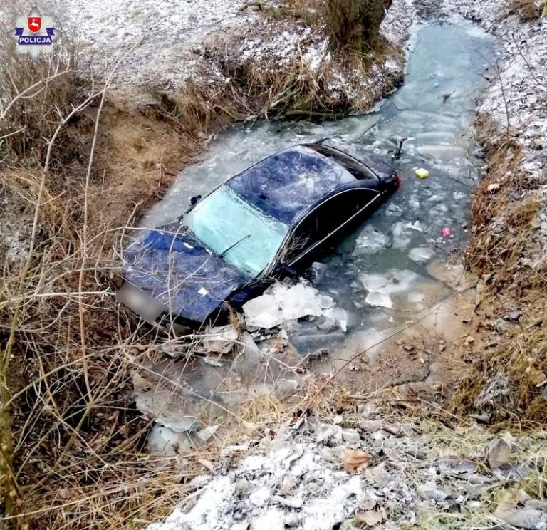 21 – latek wjechał audi do rowu.