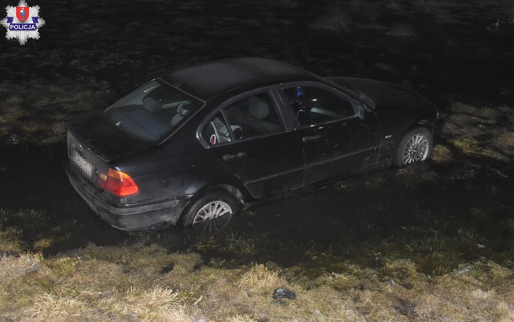 361 199205 SITANIEC: Pijany kierowca BMW "zaparkował" w rowie