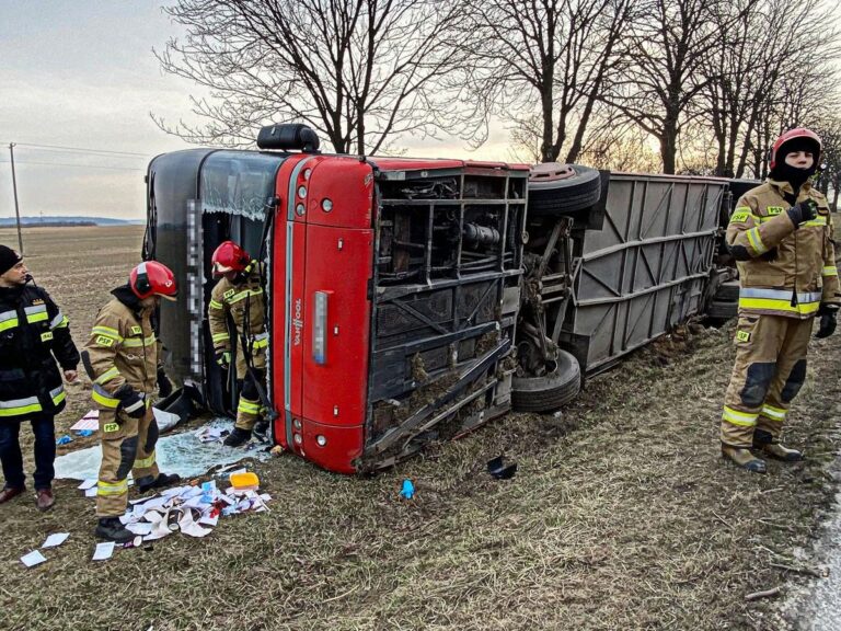 Wypadek autobusu z uchodźcami. 73 osoby podróżowały do Warszawy