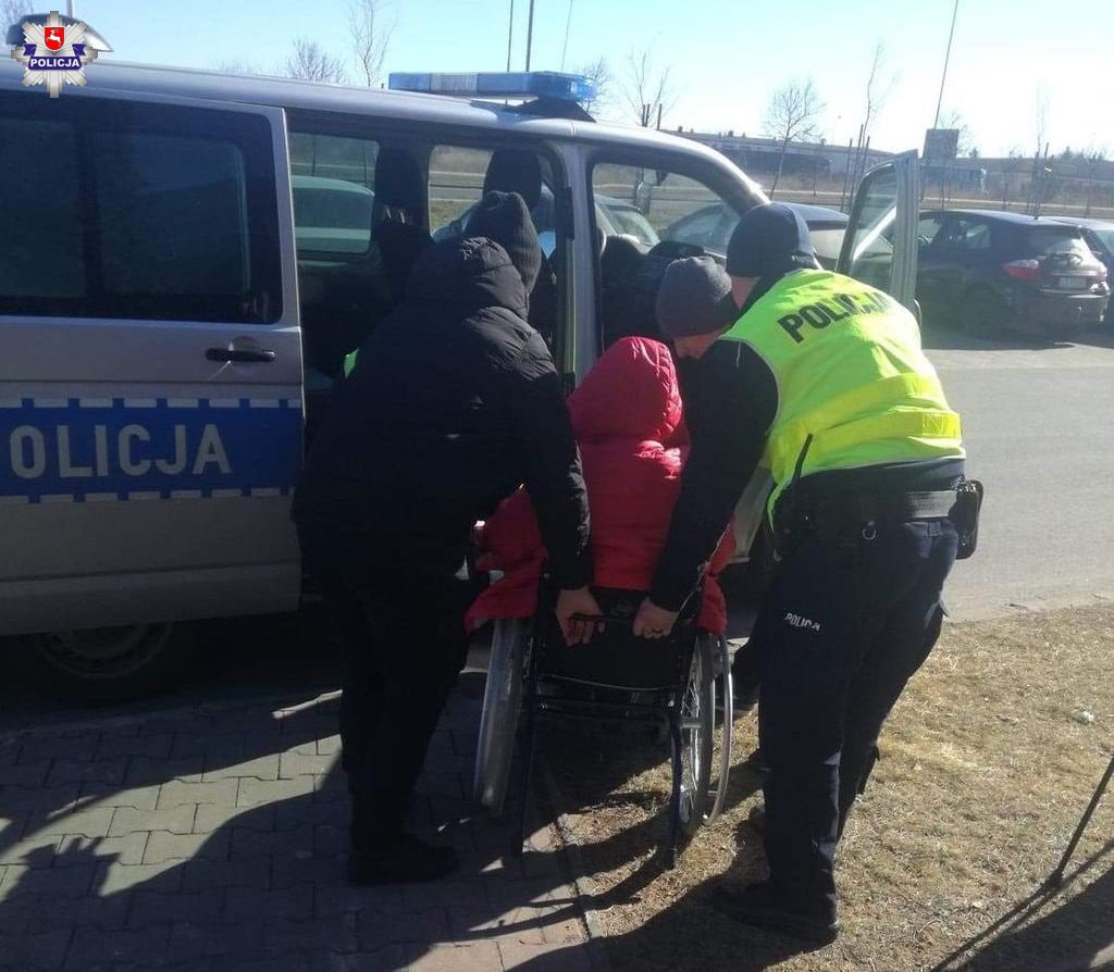 68 198847 Policjanci pomagają w zamojskim punkcie recepcyjnym