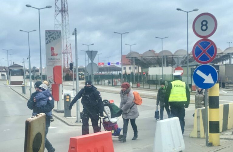 Policjanci pomagają w zamojskim punkcie recepcyjnym