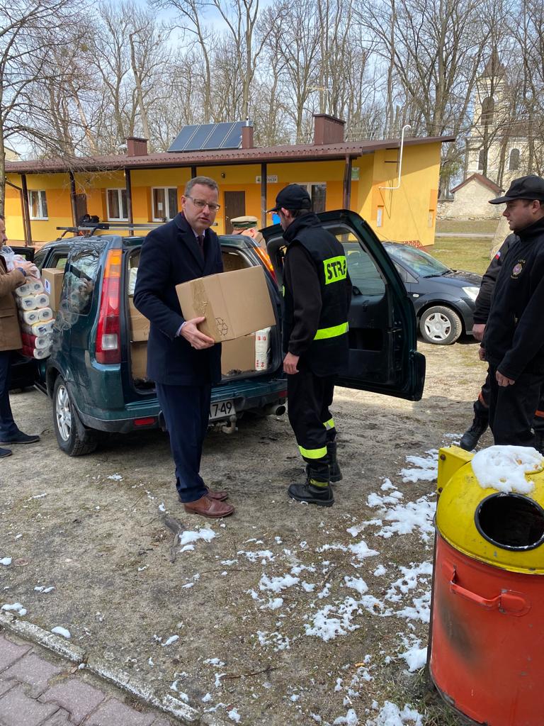 02 W Józefowie minister Romanowski przekazał dary dla uchodźców