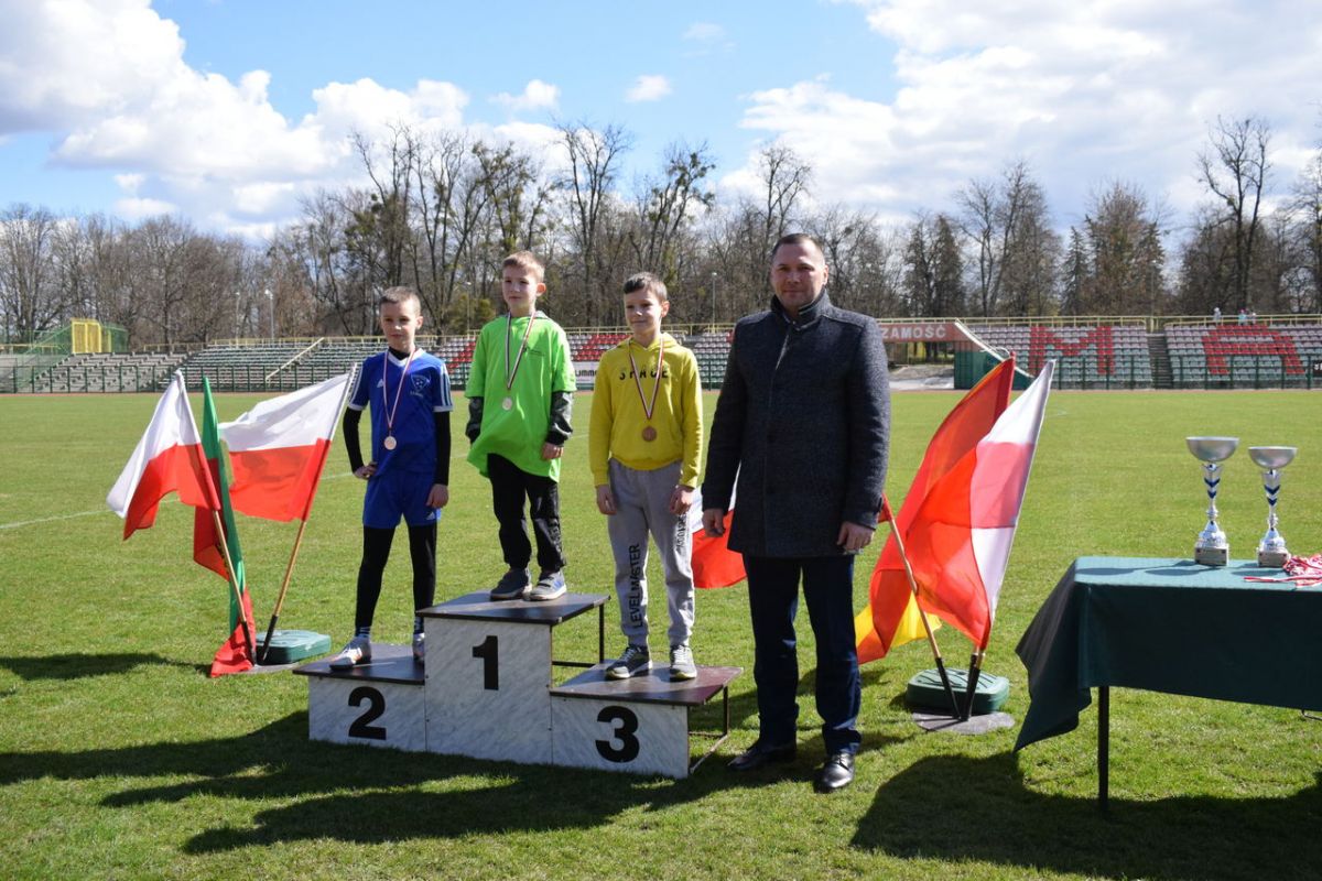 13941b Uczniowie z Zamościa i powiatu rywalizowali w biegach przełajowych. Kto stanął na podium?