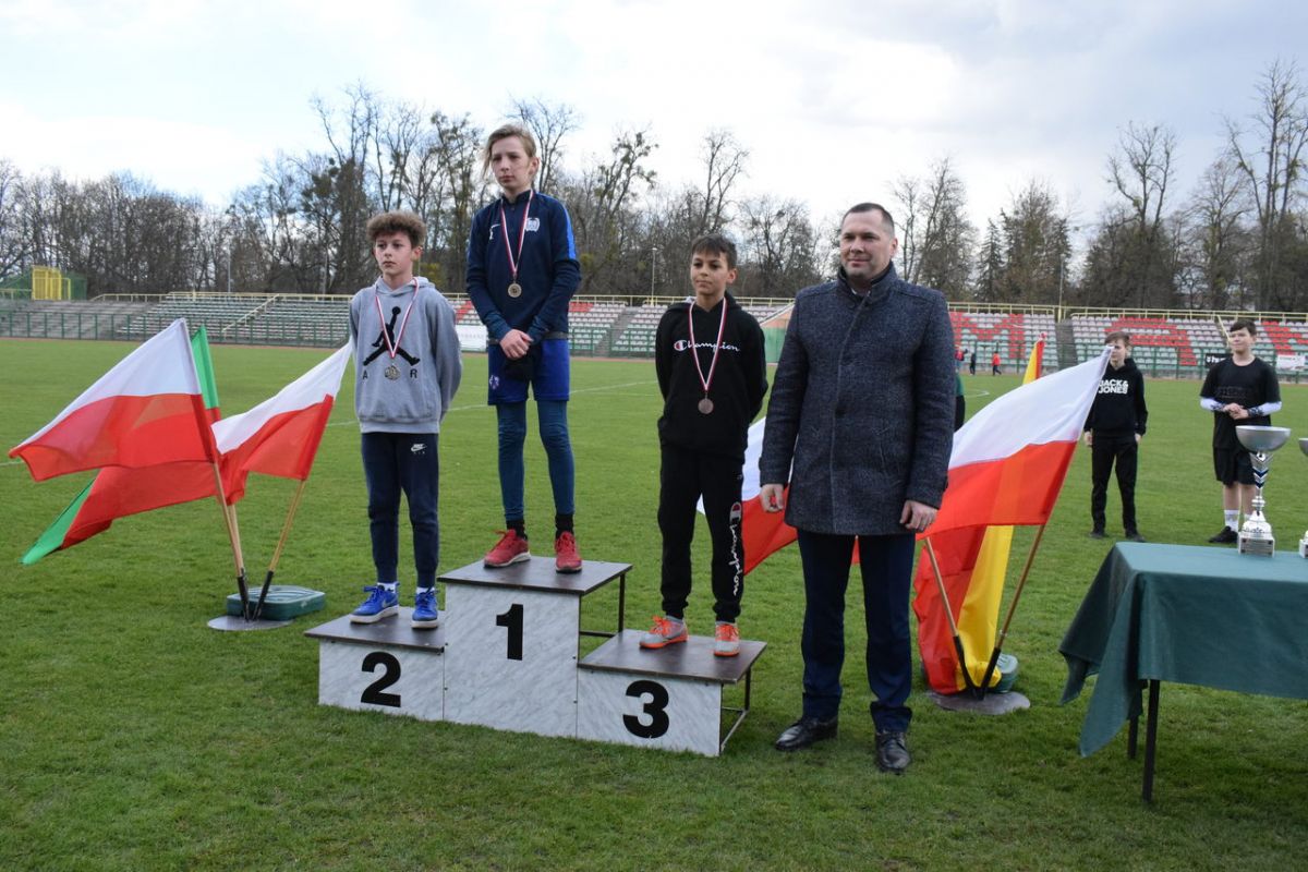 13952b Uczniowie z Zamościa i powiatu rywalizowali w biegach przełajowych. Kto stanął na podium?