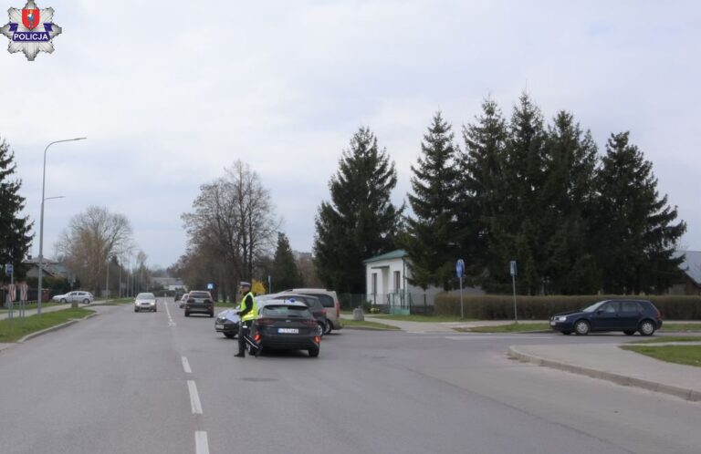 ZAMOŚĆ: Rowerzysta potrącony przez samochód. Trafił do szpitala.