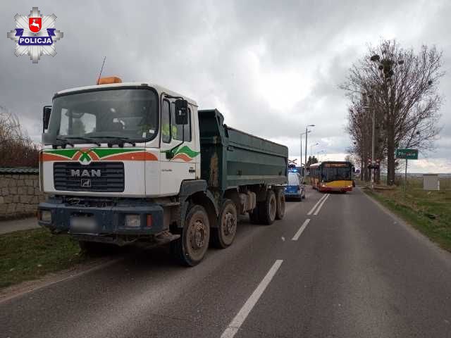 68 200060 GM. ZAMOŚĆ: 26 -latek wjechał ciężarówką wprost pod jadący szynobus