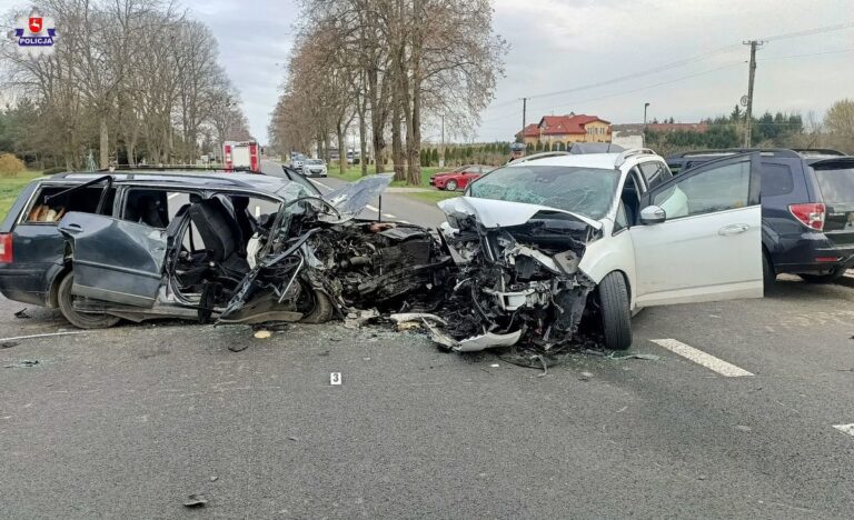 Tragedia na krajowej 17. Jedna osoba nie żyje, dwie są ranne.