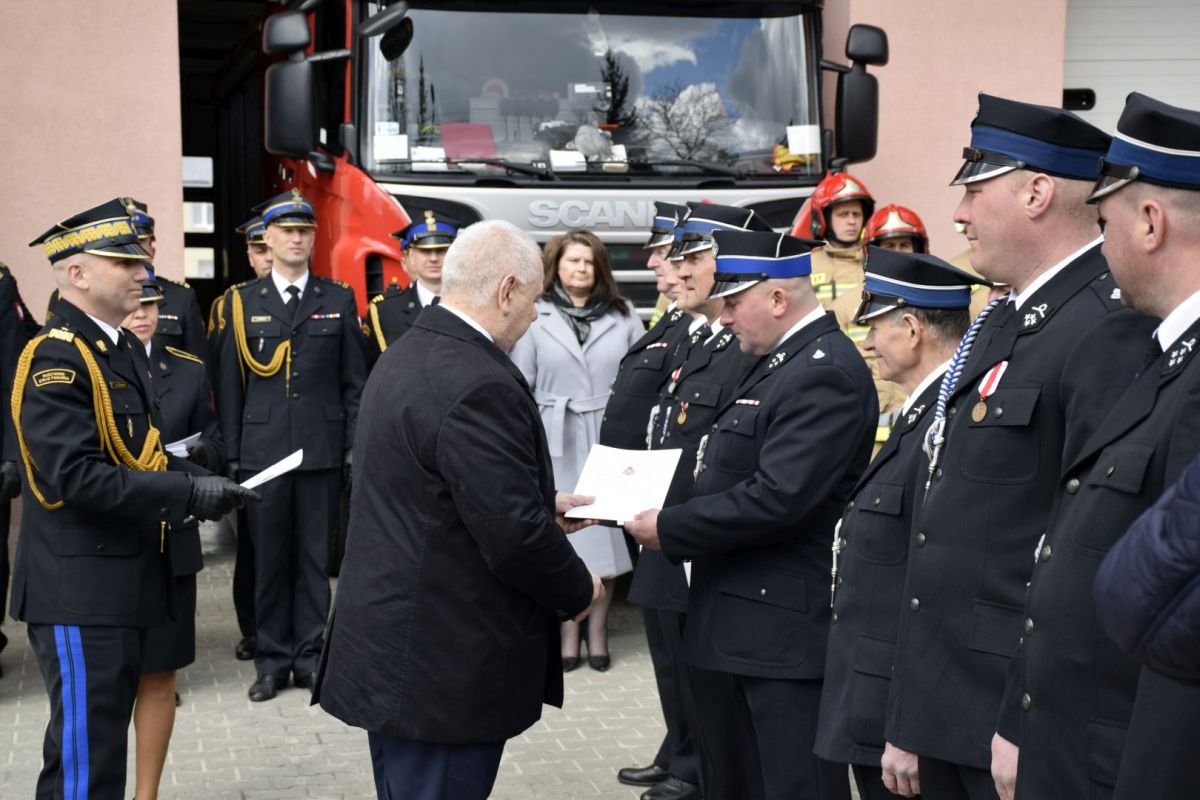 dsc0191 Strażacy z pow. zamojskiego otrzymali promesy na nowe wozy