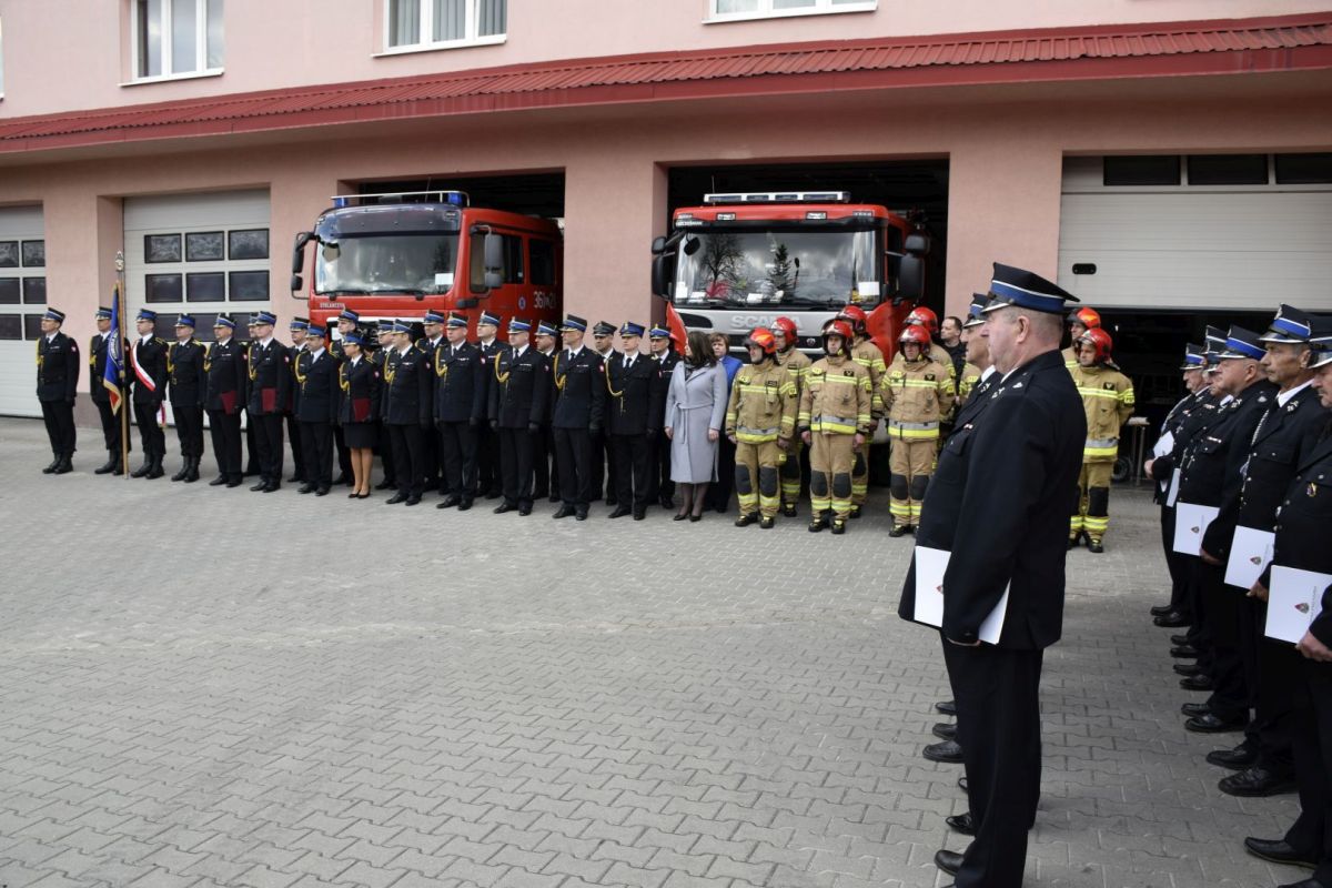 dsc0215 Strażacy z pow. zamojskiego otrzymali promesy na nowe wozy