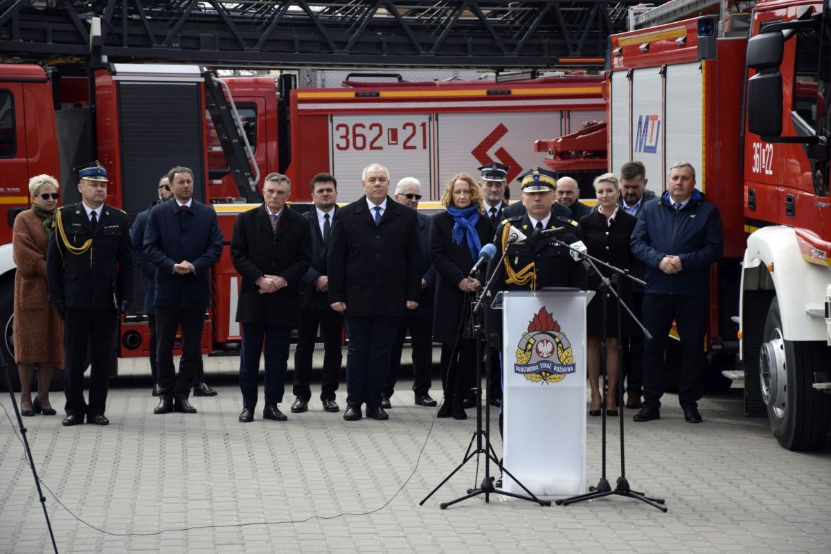 dsc0290 Strażacy z pow. zamojskiego otrzymali promesy na nowe wozy