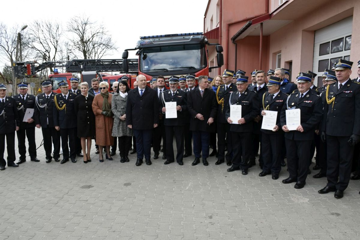 dsc0343 Strażacy z pow. zamojskiego otrzymali promesy na nowe wozy