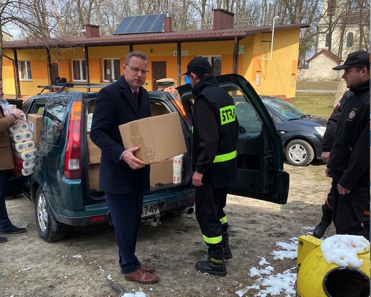 W Józefowie minister Romanowski przekazał dary dla uchodźców