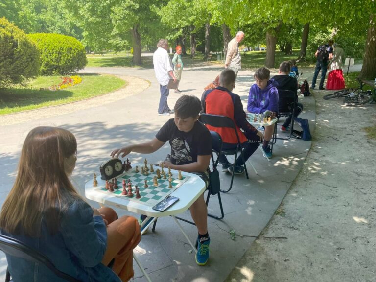 Rozgrywki szachowe w Parku Miejskim