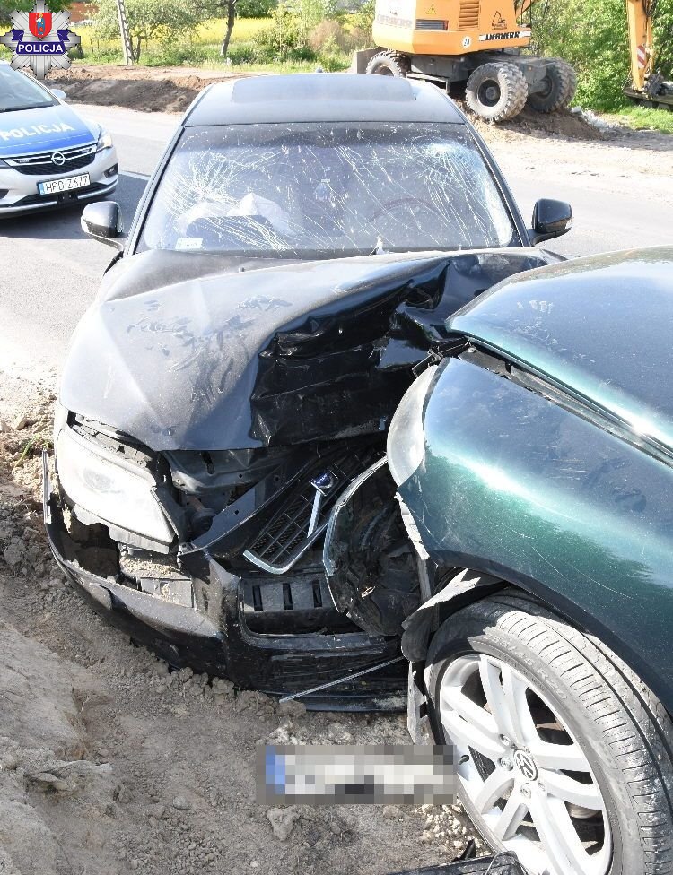 361 201939 Jatutów: Zaśnięcie 66-latka przyczyną zderzenia volkswagena z volvem