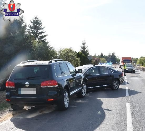 361 201940 Jatutów: Zaśnięcie 66-latka przyczyną zderzenia volkswagena z volvem