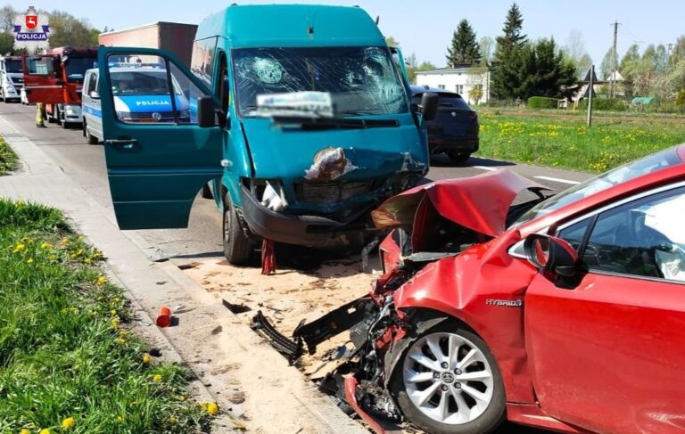 Czołowe zderzenie osobówki i busa na krajowej 17