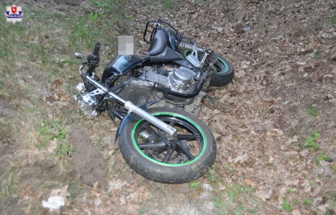 68 201254 Motocyklista zginął po uderzeniu w drzewo