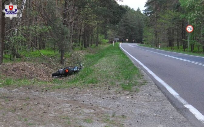 68 201255 Motocyklista zginął po uderzeniu w drzewo