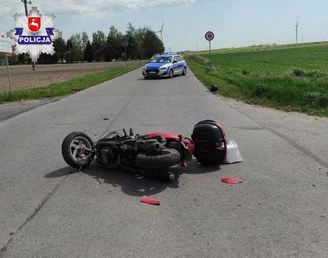 Groźny wypadek fiata z motorowerem