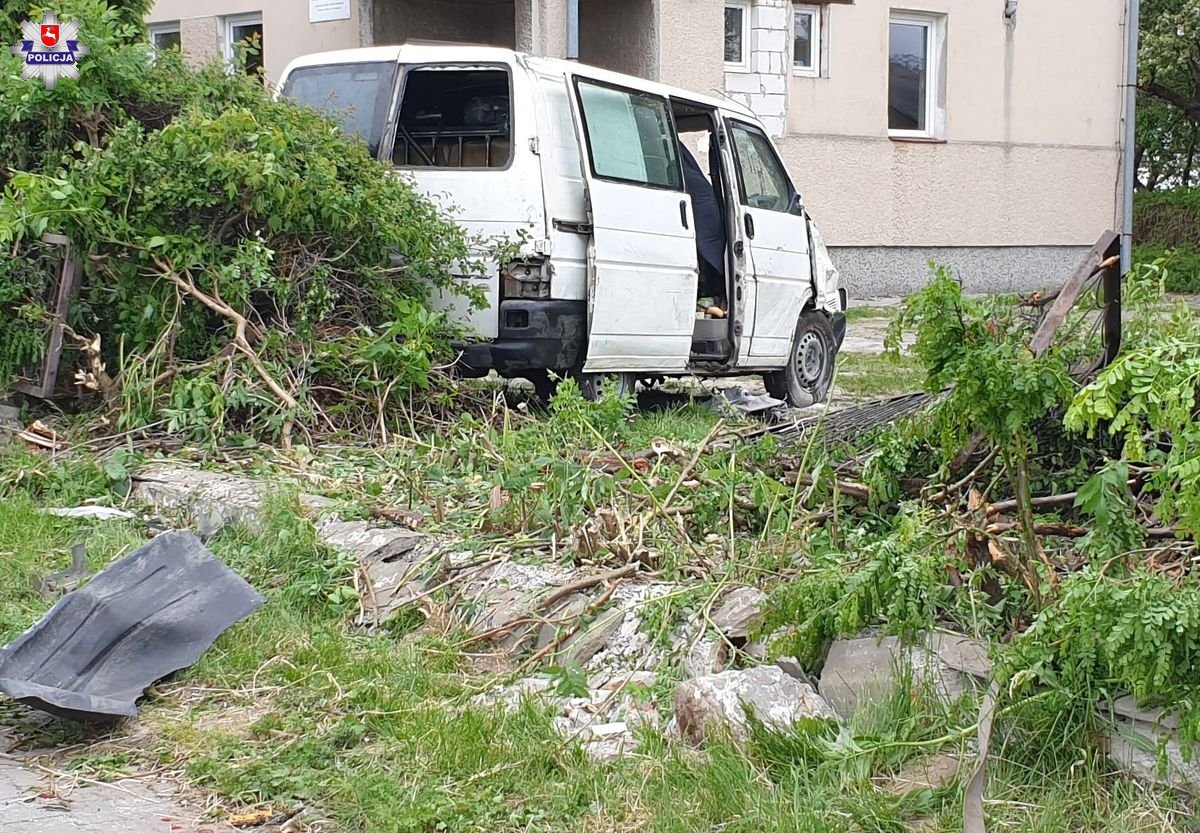 68 202006 Dachował Volkswagenem Transporterem. (zdjęcia)