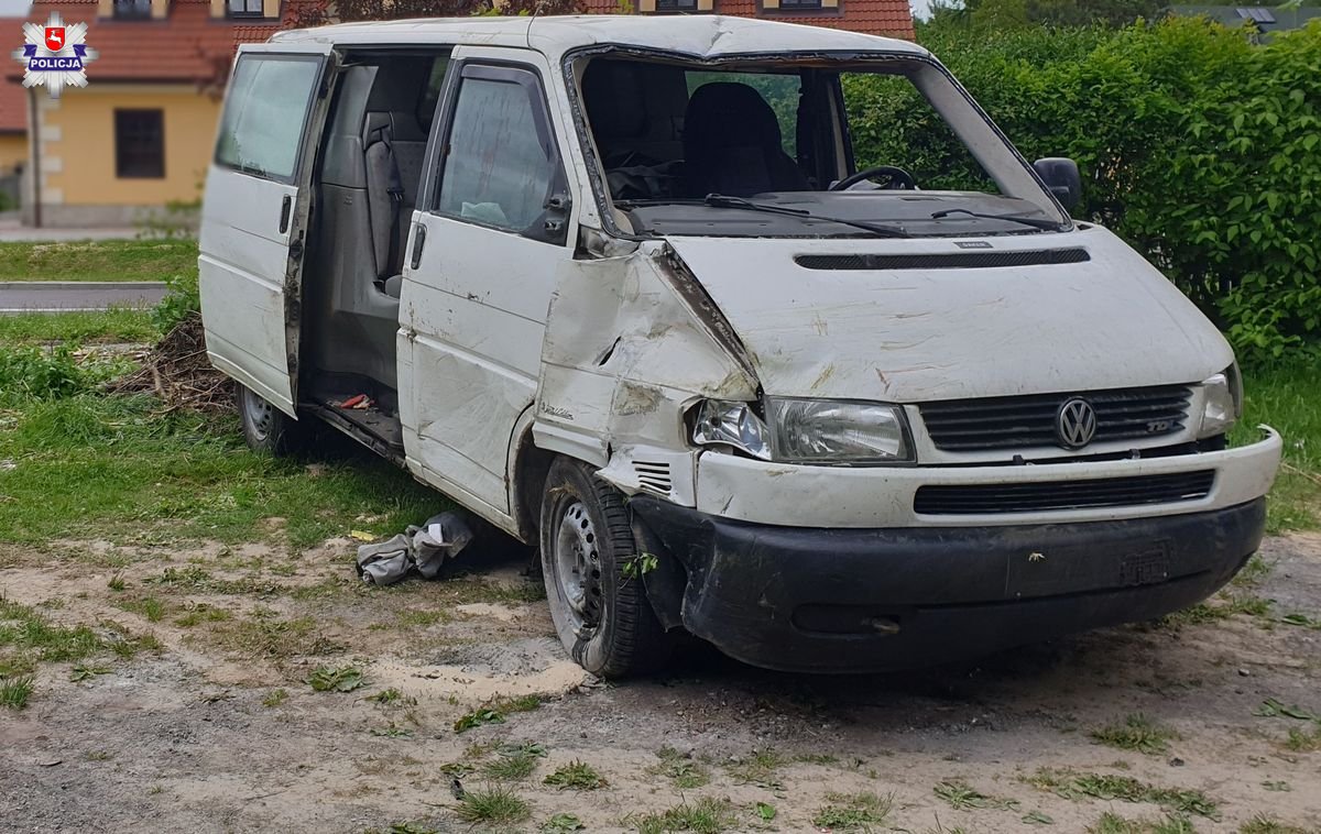 68 202007 Dachował Volkswagenem Transporterem. (zdjęcia)