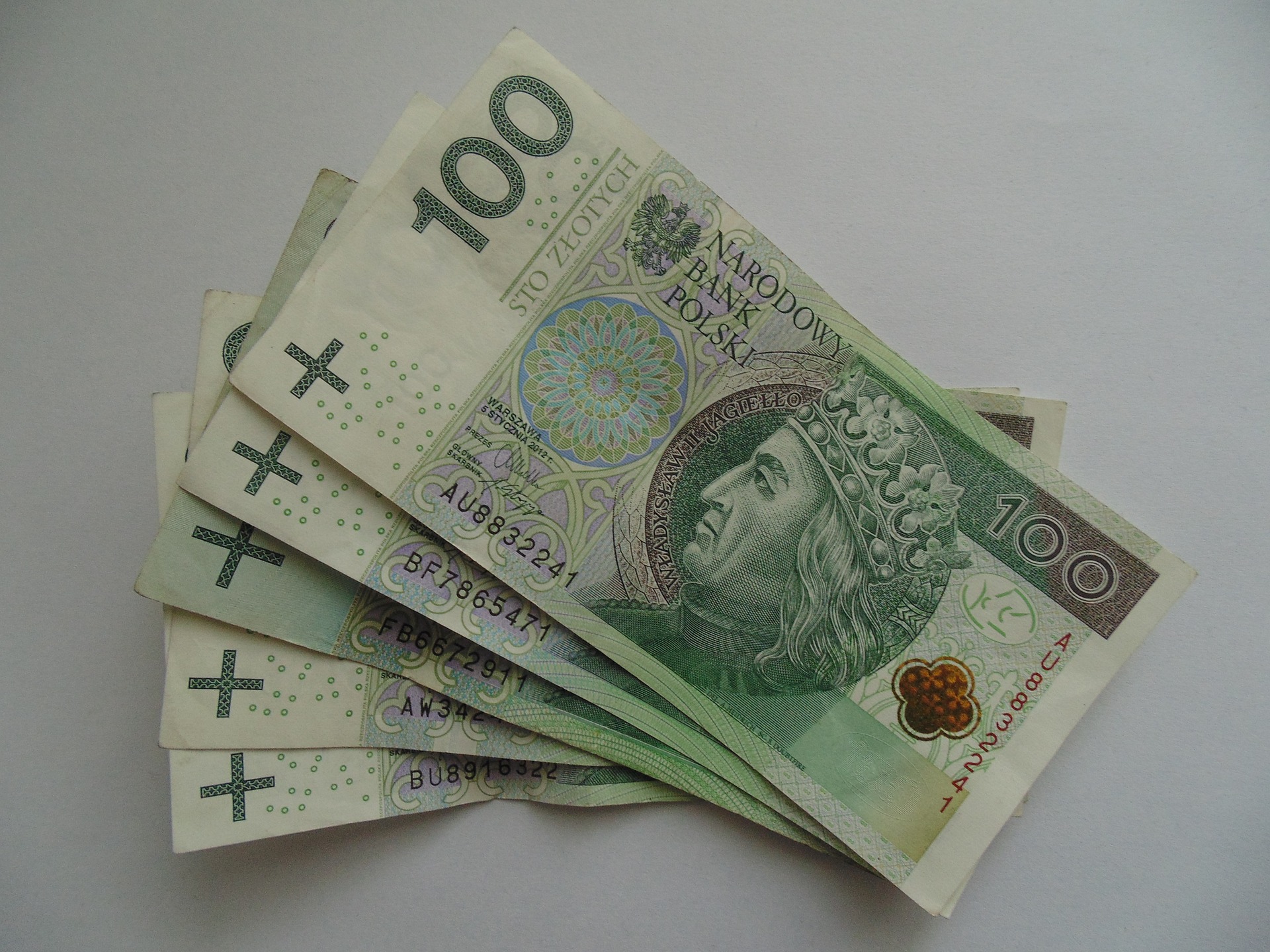banknotes g11cbf4655 1920 ZAMOŚĆ: Poprosił 72-latka o wymianę pieniędzy, ukradł mu 650 zł.
