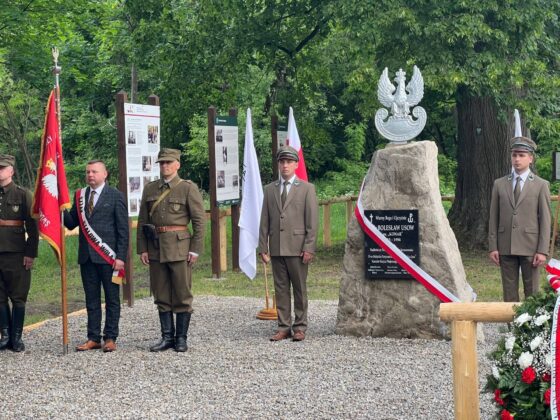 01 W lasach biłgorajskich upamiętniono  Nadleśniczego USOWA