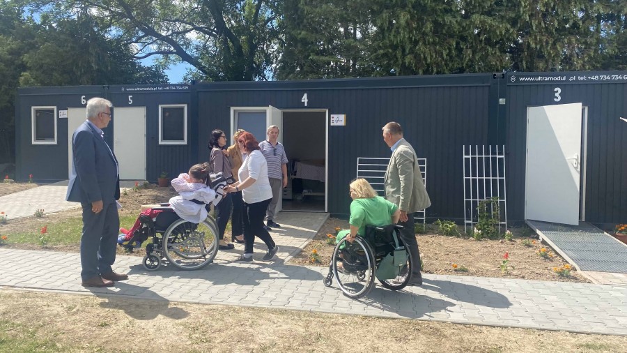 1244b Podziękowali darczyńcom. Spotkanie na terenie miniosiedla dla niepełnosprawnych uchodźców z Ukrainy