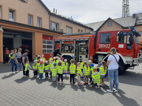 20220513 102737 Dzieci z wizytą u strażaków. Maj był miesiącem otwartych strażnic