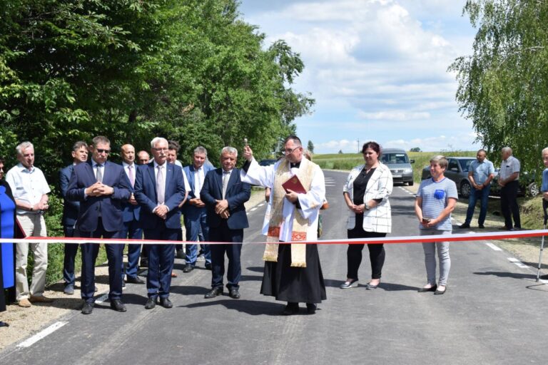 Wstęga przecięta. Ponad 5 km nowej drogi oficjalnie oddane do użytku.