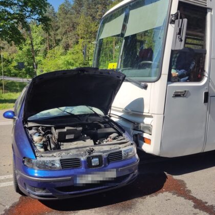 359 202362 Pijany kierowca wjechał prosto pod autobus.