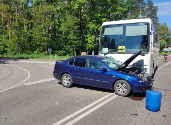 359 202363 Pijany kierowca wjechał prosto pod autobus.